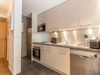 Cuisine ou kitchenette dans l'établissement Charmant Duplex à Val-d'Isère avec Wifi, Parking et Balcon Exposé Sud - FR-1-694-148
