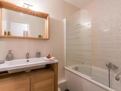Salle de bains dans l'établissement Charmant Duplex à Val-d'Isère avec Wifi, Parking et Balcon Exposé Sud - FR-1-694-148