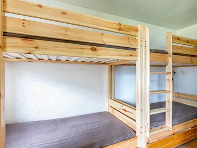 Un ou plusieurs lits superposés dans un hébergement de l'établissement Appartement agréable au pied des pistes avec cuisine équipée - Animaux acceptés - FR-1-694-146