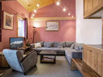 Coin salon dans l'établissement Charmant duplex 3 pièces avec balcon sud, près du centre et des pistes, parking, WiFi - FR-1-694-145
