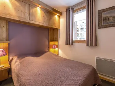Un ou plusieurs lits dans un hébergement de l'établissement Charmant duplex 3 pièces avec balcon sud, près du centre et des pistes, parking, WiFi - FR-1-694-145