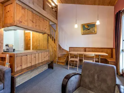 Coin salon dans l'établissement Charmant duplex 3 pièces avec balcon sud, près du centre et des pistes, parking, WiFi - FR-1-694-145