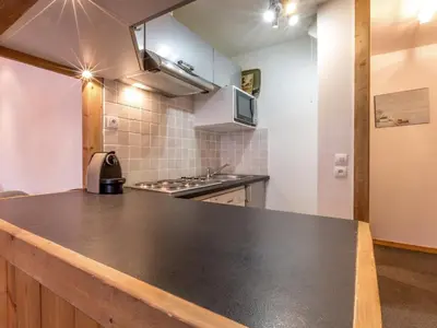Cuisine ou kitchenette dans l'établissement Charmant duplex 3 pièces avec balcon sud, près du centre et des pistes, parking, WiFi - FR-1-694-145