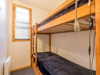 Un ou plusieurs lits dans un hébergement de l'établissement Charmant duplex 3 pièces avec balcon sud, près du centre et des pistes, parking, WiFi - FR-1-694-145