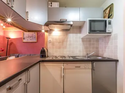 Cuisine ou kitchenette dans l'établissement Charmant duplex 3 pièces avec balcon sud, près du centre et des pistes, parking, WiFi - FR-1-694-145