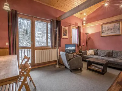 Coin salon dans l'établissement Charmant duplex 3 pièces avec balcon sud, près du centre et des pistes, parking, WiFi - FR-1-694-145