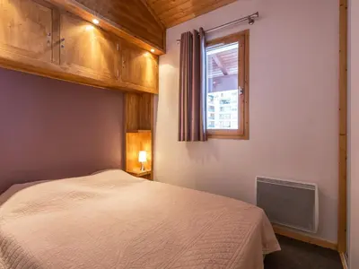 Un ou plusieurs lits dans un hébergement de l'établissement Charmant duplex 3 pièces avec balcon sud, près du centre et des pistes, parking, WiFi - FR-1-694-145