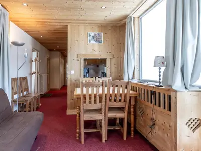 Coin salon dans l'établissement Val-d'Isère: Appartement 2 Chambres, 4 Pers., Wifi et Animaux Bienvenus - FR-1-694-147