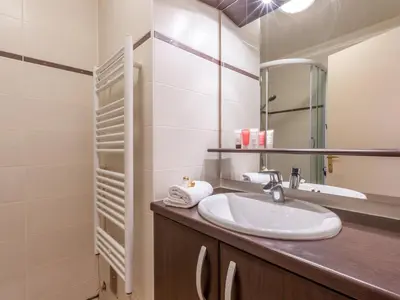 Salle de bains dans l'établissement Val-d'Isère: Appartement 2 Chambres, 4 Pers., Wifi et Animaux Bienvenus - FR-1-694-147