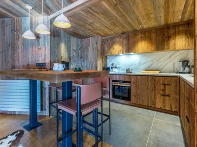 Cuisine ou kitchenette dans l'établissement Appartement luxe 4 pièces + studio, terrasse Sud, centre Val-d'Isère, 2023, 8 personnes - FR-1-694-149