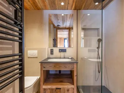 Salle de bains dans l'établissement Appartement luxe 4 pièces + studio, terrasse Sud, centre Val-d'Isère, 2023, 8 personnes - FR-1-694-149