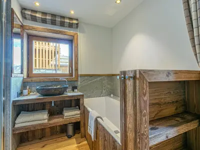Salle de bains dans l'établissement Bel appartement de standing dans résidence neuve au pied des pistes à Val-d'Isère - FR-1-694-155