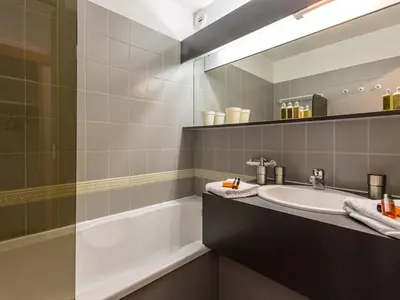 Salle de bains dans l'établissement Appartement haut de gamme avec Wifi, parking et balcon, au pied des pistes à Val-d'Isère - FR-1-694-151