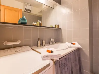 Salle de bains dans l'établissement Appartement haut de gamme avec Wifi, parking et balcon, au pied des pistes à Val-d'Isère - FR-1-694-151