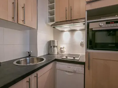Cuisine ou kitchenette dans l'établissement Charmant appartement au pied des pistes avec wifi - FR-1-694-157