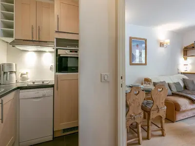 Cuisine ou kitchenette dans l'établissement Charmant appartement au pied des pistes avec wifi - FR-1-694-157
