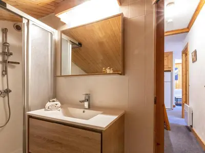 Salle de bains dans l'établissement Appartement confortable avec garage et wifi dans secteur calme à Val-d'Isère - FR-1-694-154