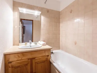 Salle de bains dans l'établissement Appartement confortable avec garage et wifi dans secteur calme à Val-d'Isère - FR-1-694-154