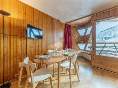 Télévision ou salle de divertissement dans l'établissement Appartement aux pieds des pistes avec balcon, WiFi et équipements modernes - FR-1-694-160