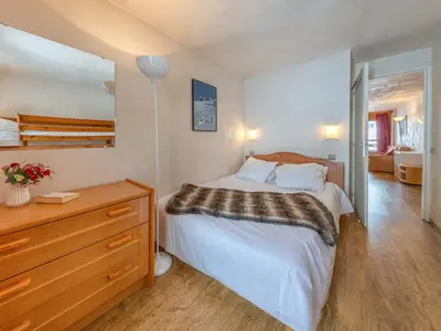 Un ou plusieurs lits dans un hébergement de l'établissement Appartement aux pieds des pistes avec balcon, WiFi et équipements modernes - FR-1-694-160