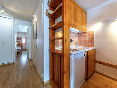 Cuisine ou kitchenette dans l'établissement Appartement aux pieds des pistes avec balcon, WiFi et équipements modernes - FR-1-694-160