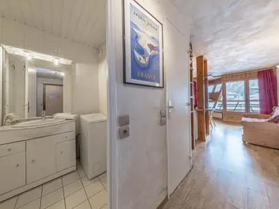 Salle de bains dans l'établissement Appartement aux pieds des pistes avec balcon, WiFi et équipements modernes - FR-1-694-160