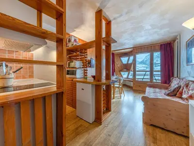 Cuisine ou kitchenette dans l'établissement Appartement aux pieds des pistes avec balcon, WiFi et équipements modernes - FR-1-694-160