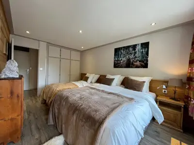 Un ou plusieurs lits dans un hébergement de l'établissement Appartement moderne avec balcon, WiFi et cuisine équipée - FR-1-694-168