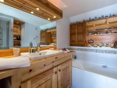 Salle de bains dans l'établissement Triplex élégant proche des pistes avec parking - FR-1-694-164