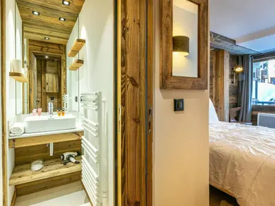 Un ou plusieurs lits dans un hébergement de l'établissement Appartement de prestige au pied des pistes avec wifi, parking couvert, et balcon exposé Est - FR-1-694-153