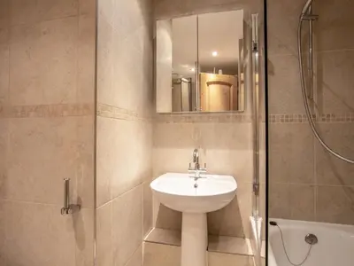 Salle de bains dans l'établissement Appartement contemporain de standing skis aux pieds, à proximité du village des enfants - Val d'Isère - FR-1-694-171