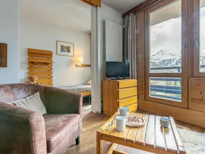 Télévision ou salle de divertissement dans l'établissement Appartement cosy skis aux pieds 4 pers Secteur La Daille - FR-1-694-175