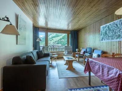 Coin salon dans l'établissement Appartement confortable au sud avec balcon et lave-linge - FR-1-694-180