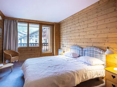 Un ou plusieurs lits dans un hébergement de l'établissement Confortable appartement 4 pièces avec wifi, parking, exposé Sud près des pistes à Val-d'Isère. - FR-1-694-186