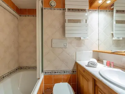 Salle de bains dans l'établissement Confortable appartement 4 pièces avec wifi, parking, exposé Sud près des pistes à Val-d'Isère. - FR-1-694-186