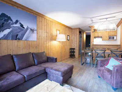 Coin salon dans l'établissement Confortable appartement 4 pièces avec wifi, parking, exposé Sud près des pistes à Val-d'Isère. - FR-1-694-186
