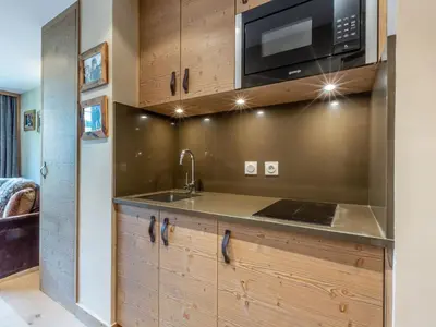 Cuisine ou kitchenette dans l'établissement Studio chaleureux et élégant, front de neige à Val d'Isère, proche centre et pistes - FR-1-694-190