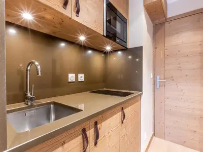 Cuisine ou kitchenette dans l'établissement Studio chaleureux et élégant, front de neige à Val d'Isère, proche centre et pistes - FR-1-694-190