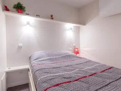 Un ou plusieurs lits dans un hébergement de l'établissement Studio moderne avec parking couvert à 10 min du centre, balcon Sud/Est, non-fumeur, animaux acceptés - FR-1-694-191