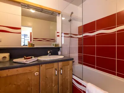 Salle de bains dans l'établissement Appartement confortable 5 pers, vue village - FR-1-694-195