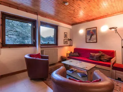 Coin salon dans l'établissement Appartement spacieux pour 6, proche pistes et centre aquasportif à Val-d'Isère - FR-1-694-194