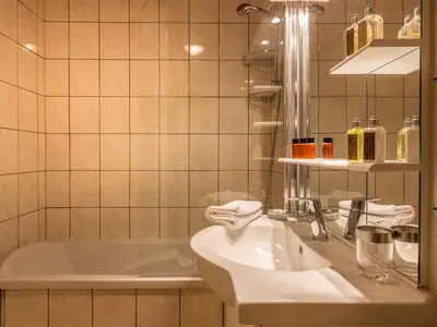Salle de bains dans l'établissement Appartement spacieux pour 6, proche pistes et centre aquasportif à Val-d'Isère - FR-1-694-194