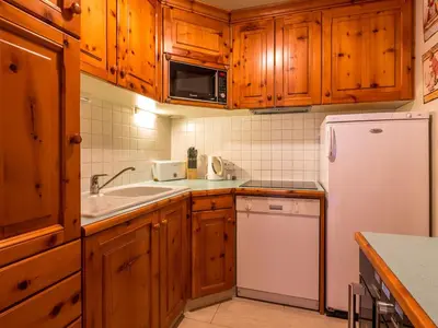 Cuisine ou kitchenette dans l'établissement Appartement spacieux pour 6, proche pistes et centre aquasportif à Val-d'Isère - FR-1-694-194