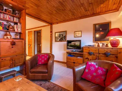 Coin salon dans l'établissement Appartement spacieux pour 6, proche pistes et centre aquasportif à Val-d'Isère - FR-1-694-194