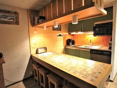 Cuisine ou kitchenette dans l'établissement Charmant duplex montagnard avec grande terrasse, proche du vieux village de Val-d'Isère - FR-1-694-198