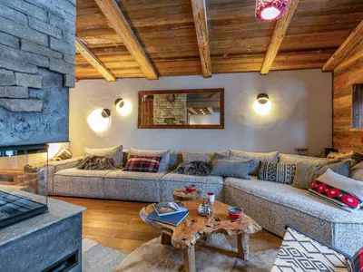 Coin salon dans l'établissement Appartement de Prestige avec Cheminée au Centre de Val-d'Isère, à Proximité des Pistes et Commerces - FR-1-694-205