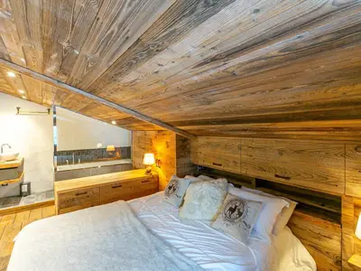 Un ou plusieurs lits dans un hébergement de l'établissement Appartement de Prestige avec Cheminée au Centre de Val-d'Isère, à Proximité des Pistes et Commerces - FR-1-694-205
