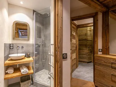 Salle de bains dans l'établissement Appartement de Prestige avec Cheminée au Centre de Val-d'Isère, à Proximité des Pistes et Commerces - FR-1-694-205