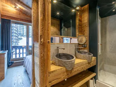 Salle de bains dans l'établissement Appartement de Prestige avec Cheminée au Centre de Val-d'Isère, à Proximité des Pistes et Commerces - FR-1-694-205