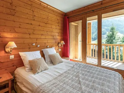 Un ou plusieurs lits dans un hébergement de l'établissement Charmant 3 pièces avec balcon, vue, et WiFi à Val-d'Isère - FR-1-694-201